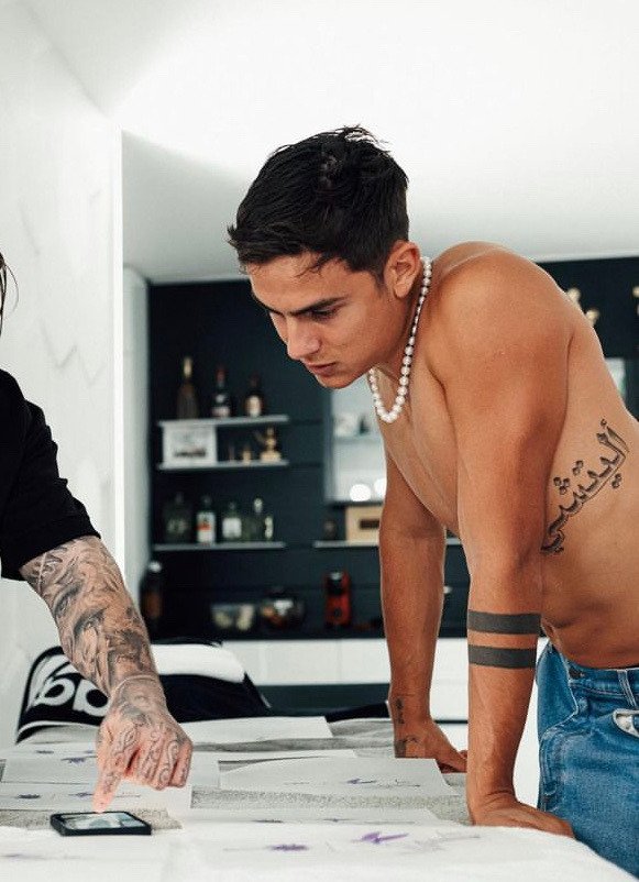 Latest Dybala Hand Tattoo: Paulo Dybala đã vừa có thêm một hình xăm mới trên tay của mình, khiến cho người hâm mộ bóng đá trên toàn thế giới vô cùng tò mò. Hãy xem ngay những hình ảnh mới nhất về tác phẩm nghệ thuật này của Dybala!