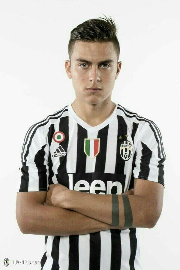 Hình xăm tay Paolo Dybala đầy cá tính và độc đáo, mang lại một ý nghĩa sâu sắc đến fan hâm mộ. Với những hình xăm này, Dybala đã tạo nên một phong cách riêng, khiến cho anh trở nên đặc biệt trên sân cỏ. Sự kết hợp này thật sự đáng xem và cảm nhận.