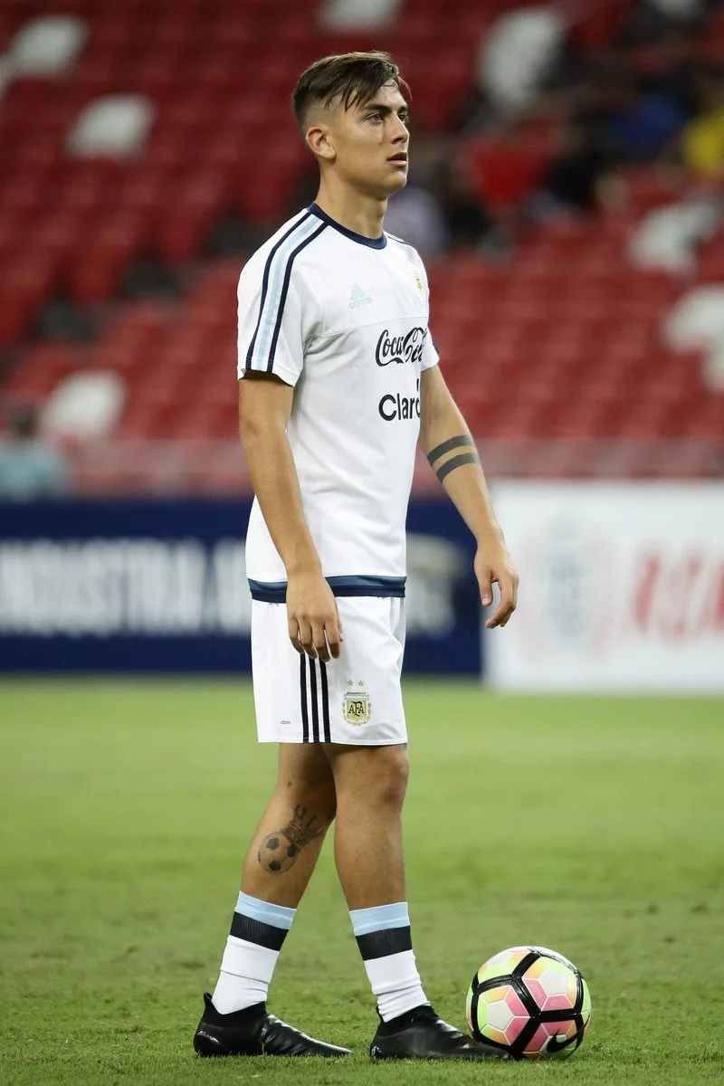 ddvm-o1vmaad-q3-1-1 Kết hợp giữa Paulo Dybala và hình xăm tay tạo nên một sự pha trộn độc đáo và ấn tượng. Hình xăm của Dybala không chỉ làm cho anh nổi bật hơn mà còn là một phần không thể thiếu của phong cách cá nhân của anh. Hãy tiếp tục xem các hình ảnh để hiểu thêm về sự kết hợp đặc biệt này.