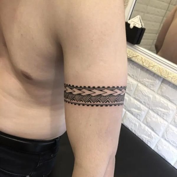 Mẫu tattoo hoa văn bắp tay