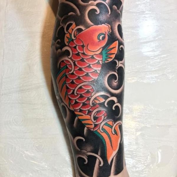 Tatoo cá chép 3d ở bắp chân