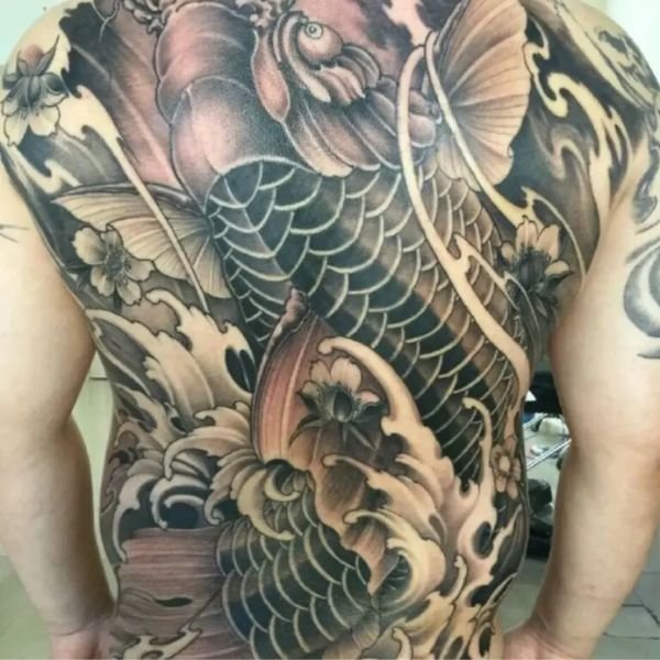 Tatoo cá chép 3d ở lưng