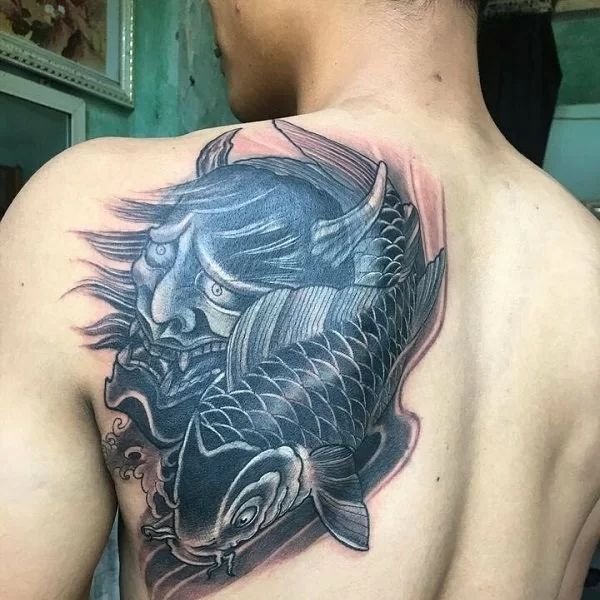 Tatoo cá chép mặt quỷ ở vai