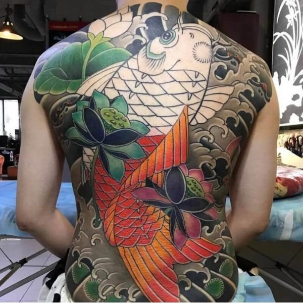 Tatoo cá chép nhật cổ ở lưng