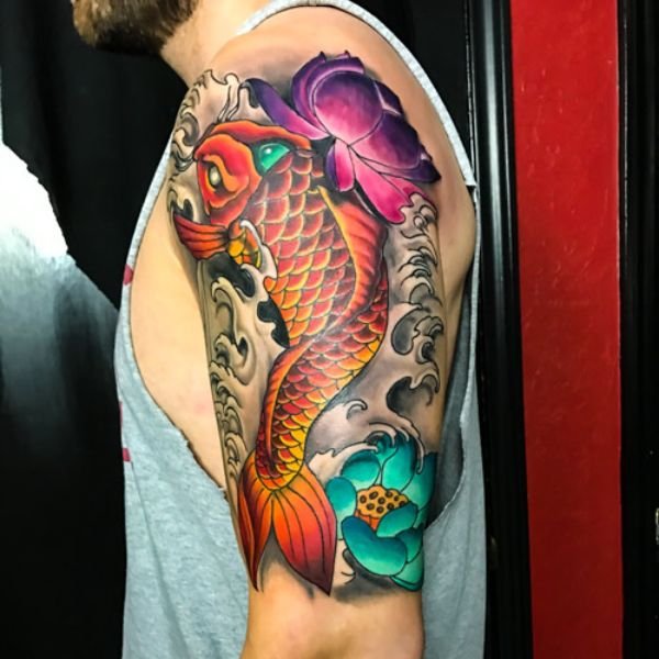 Tatoo cá chép xuôi dòng ở bắp tay