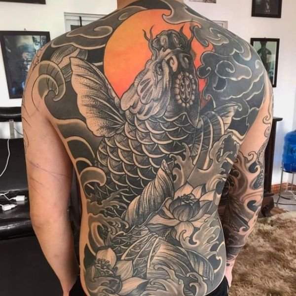 Tatoo cá chép xuôi dòng ở lưng