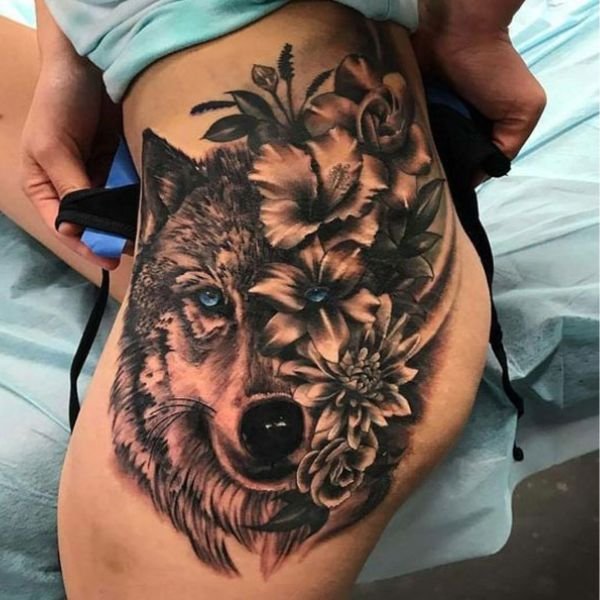 Tatoo chó sói ngắm hoa