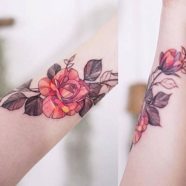 Tatoo hoa hồng ở cánh tay nữ