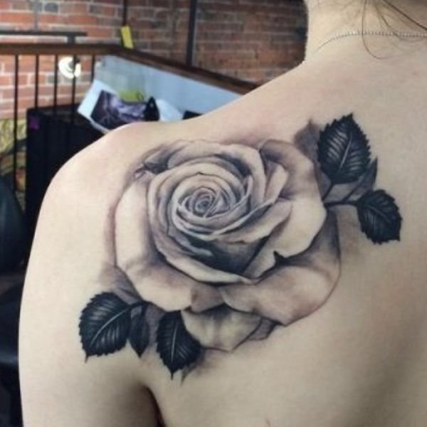 Tatoo hoa hồng trên vai