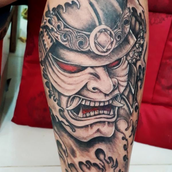 Tatoo mặt quỷ bắp chân đẹp