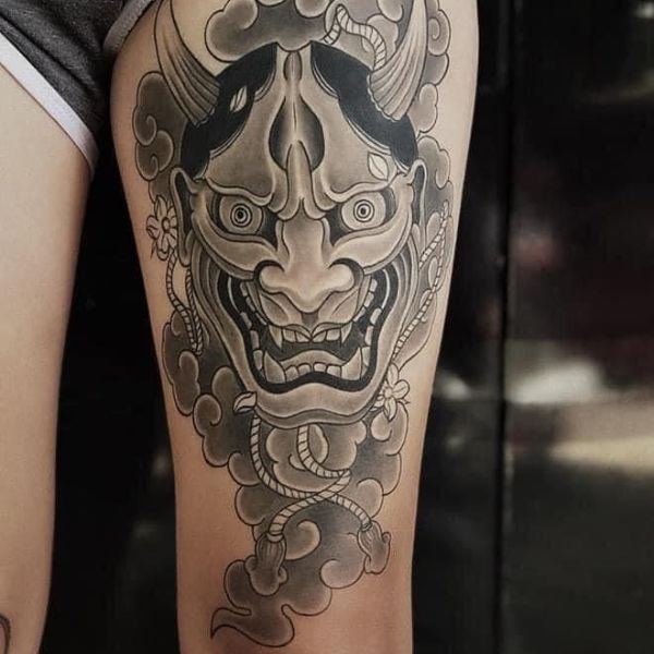 Tatoo mặt quỷ dữ ở đùi