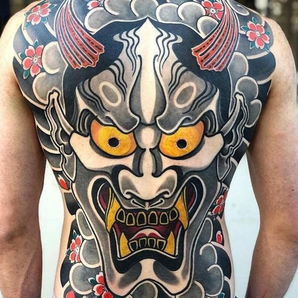 Tatoo mặt quỷ hoa anh đào ở lưng