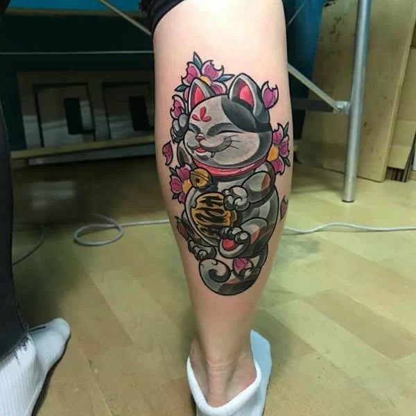 Tatoo mèo thần tài bắp chân