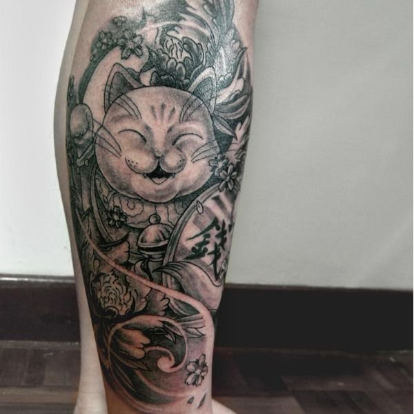 Tatoo mèo thần tài cá chép ở chân