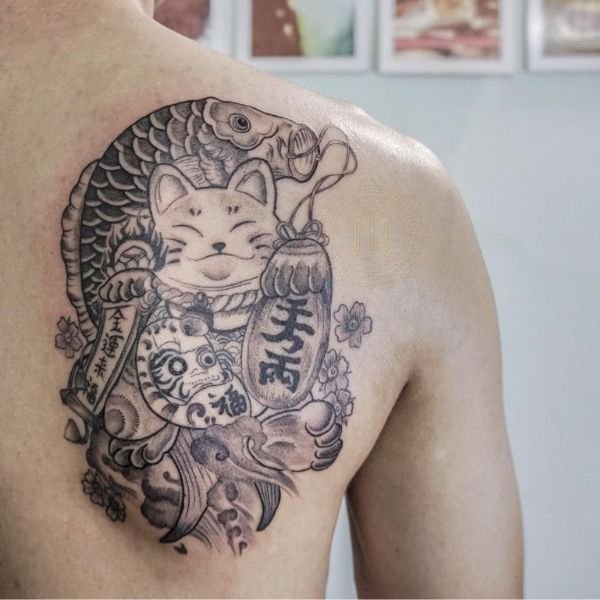 Tatoo mèo thần tài cá chép ở vai