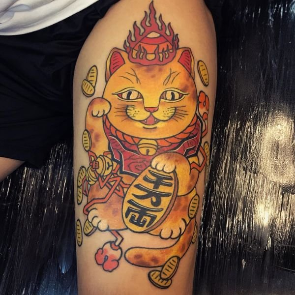 Tatoo mèo thần tài màu vàng