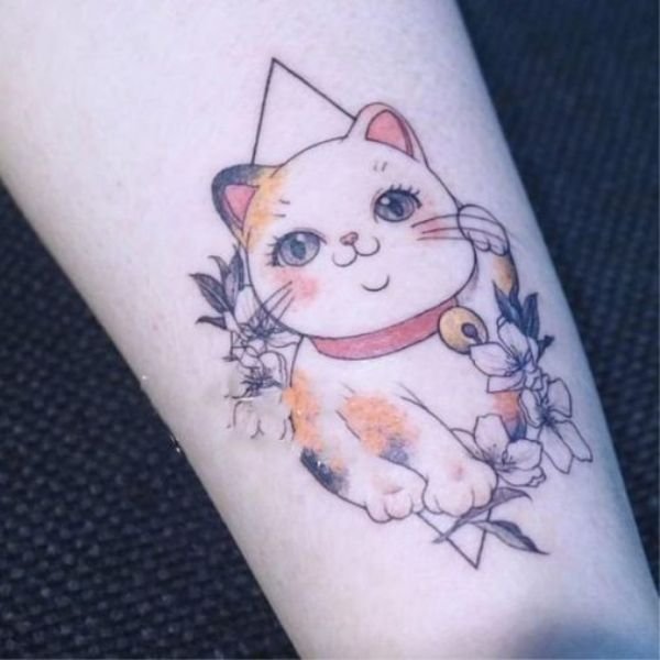 Tatoo mèo thần tài mini ở cổ tay