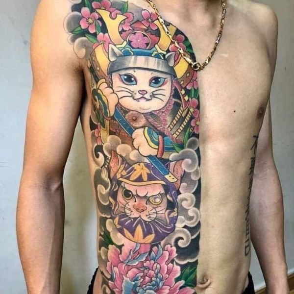 Tatoo mèo thần tài nửa người trước