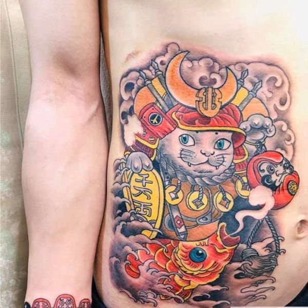 Tatoo mèo thần tài ở bụng