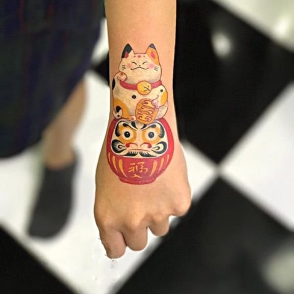 Tatoo mèo thần tài ở cổ tay