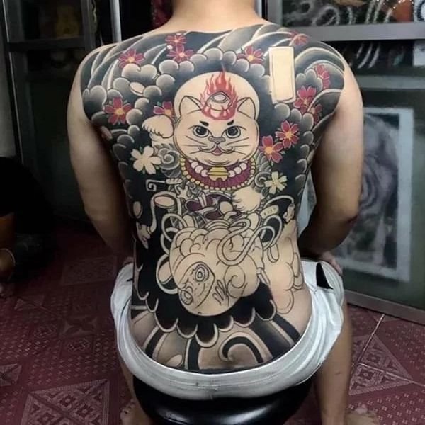 Tatoo mèo thần tài ở lưng