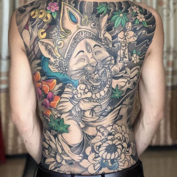 Tatoo mèo thần tài sau lưng