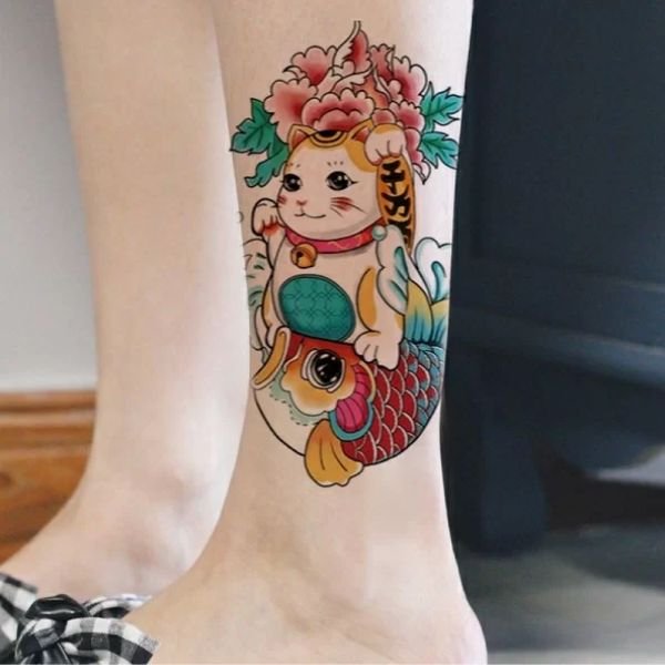 Tatoo mèo thần tài với cá chép