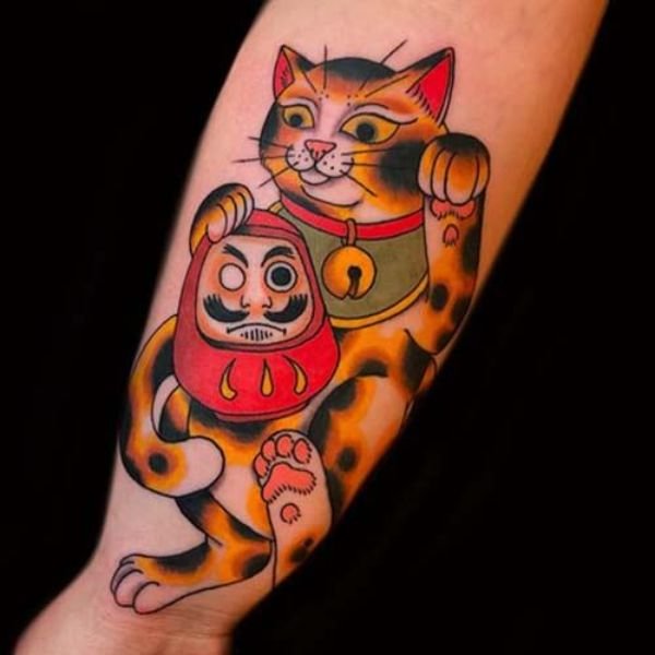 Tatoo mèo thần tài với daruma