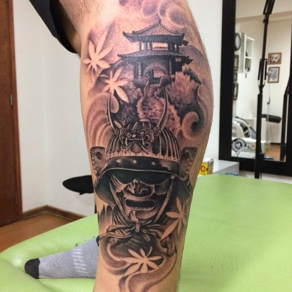 Tatoo samurai mặt quỷ ở bắp chân