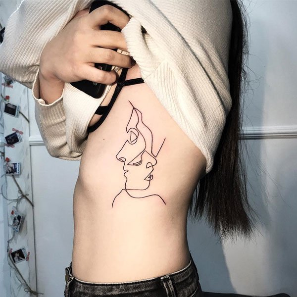 Tattoo 1 nét ở sườn