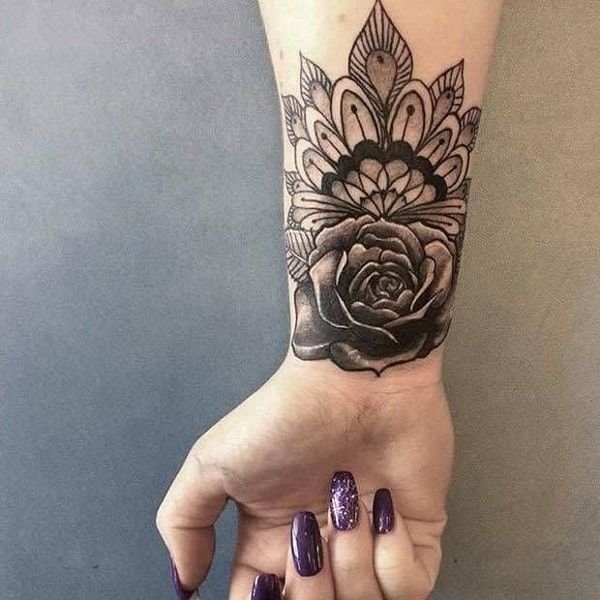 Tattoo bít cổ tay hoa văn