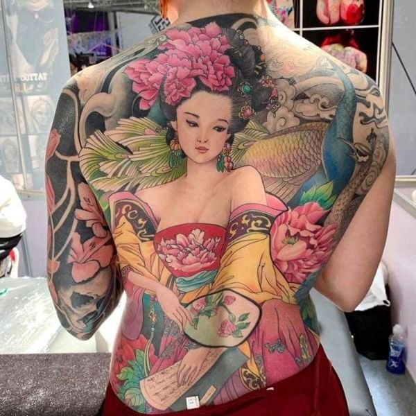 Tattoo bít lưng cô gái