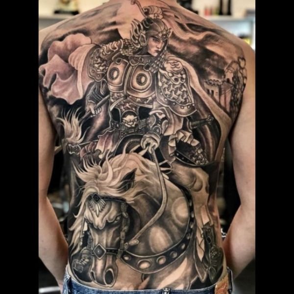 Tattoo bít lưng triệu vân