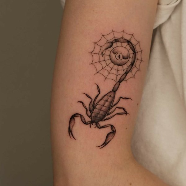 Tattoo bọ cạp với mạng nhện mini