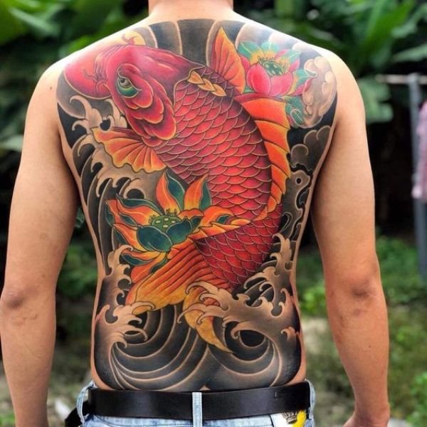 Tattoo cá chép màu đỏ kín lưng