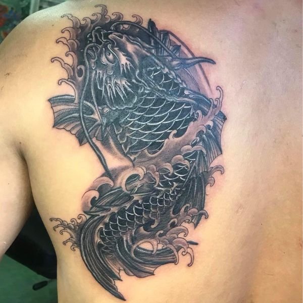 Tattoo cá chép hóa rồng hợp với tuổi nào