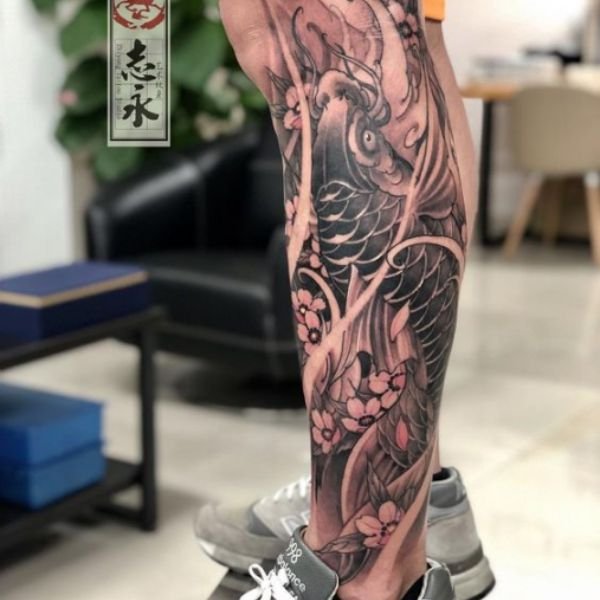 Tattoo cá chép hóa rồng ở bắp chân