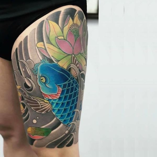 Tattoo cá chép hoa sen bắp chân có màu