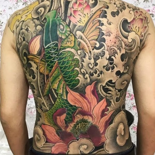 Tattoo cá chép hoa sen kín lưng