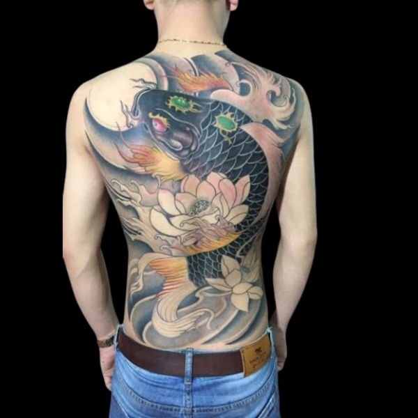 Tattoo cá chép hoa sen kín lưng