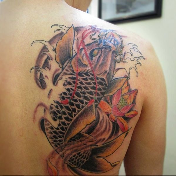 Tattoo cá chép hoa sen ngậm đồng tiền