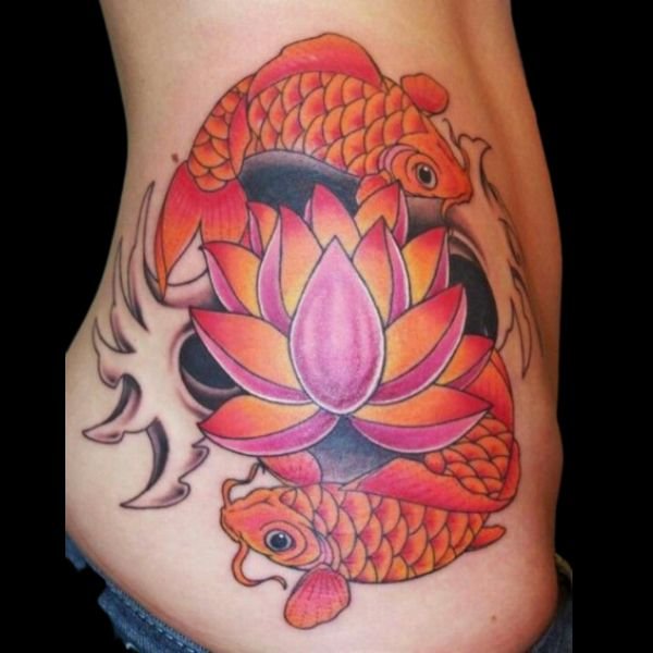 Tattoo cá chép hoa sen ở sườn nữ