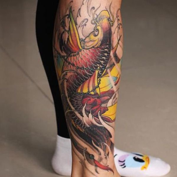 Tattoo cá chép hoa sen ở bắp chân