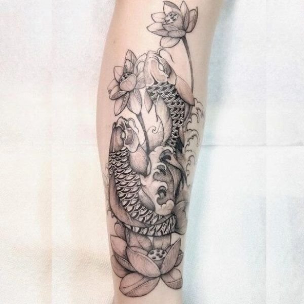 Tattoo cá chép hoa sen ở cổ chân