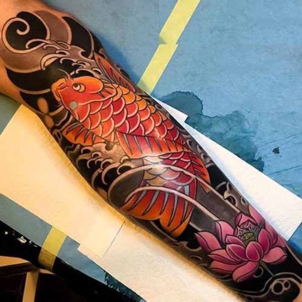 Tattoo cá chép hoa sen ở cổ tay