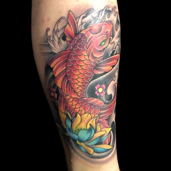 Tattoo cá chép hoa sen ở chân