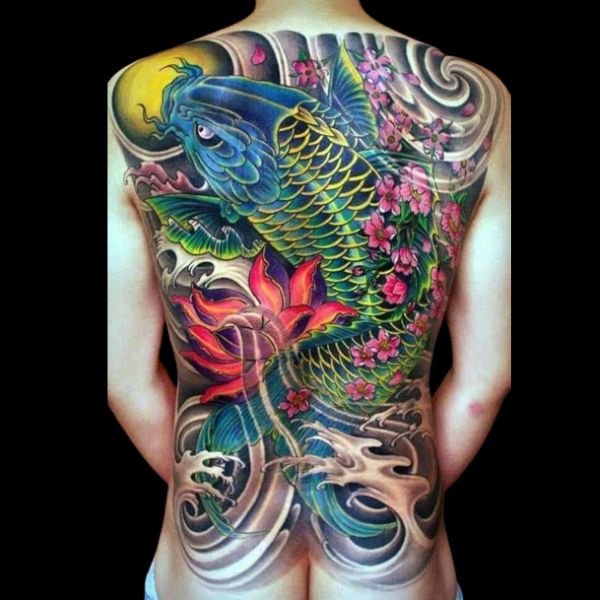 Tattoo cá chép và hoa sen kín lưng