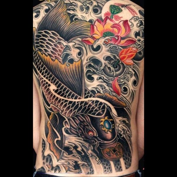 Tattoo cá chép kín lưng ngậm tiền và hoa sen