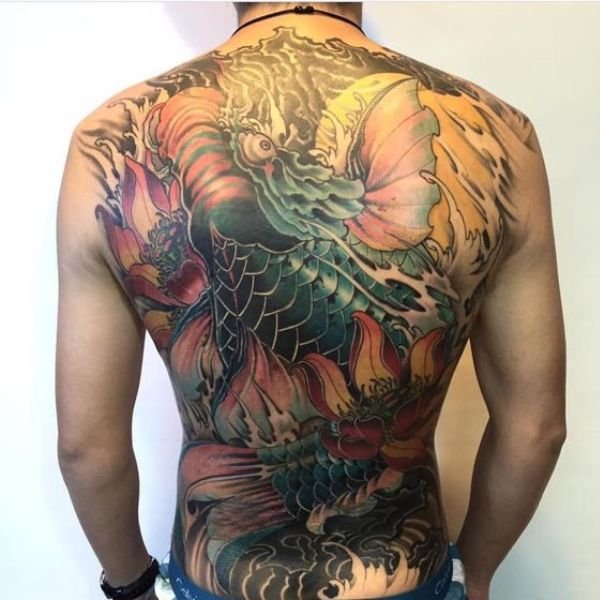 Tattoo cá chép kín lưng và hoa sen đẹp