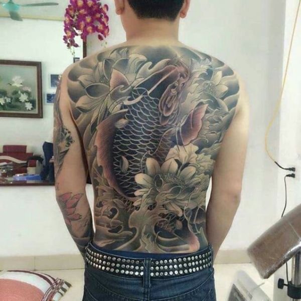 Tattoo cá chép kín lưng vượt thác và hoa sen